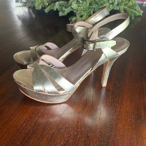 Vince Camuto Gold Heels. Size 6.